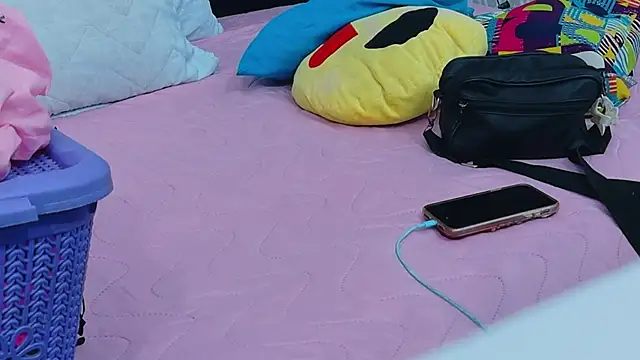 Snapshot of colombiamommy chatting on October 27, 2025, 12:28 pm colombiamommy online show from October 27, 2025, 12:28 pm