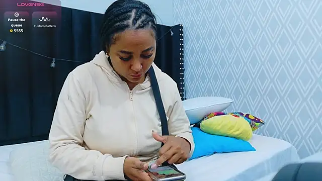 Snapshot of colombiamommy chatting on October 24, 2025, 12:26 pm colombiamommy online show from October 24, 2025, 12:26 pm