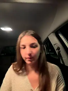 DoriDeluxe66 online show from October 28, 2025, 9:25 pm