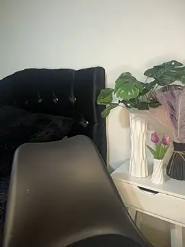 Snapshot of Emiily_W chatting on February 24, 2026, 3:02 pm Emiily W online show from February 24, 2026, 3:02 pm