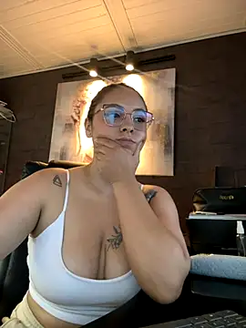 Snapshot of Emiily_W chatting on October 26, 2025, 5:57 pm Emiily W online show from October 26, 2025, 5:57 pm