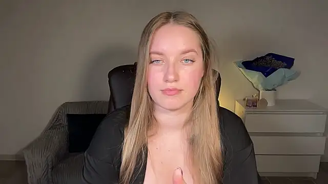 Snapshot of EvaMaddison chatting on April 18, 2026, 7:29 pm EvaMaddison online show from April 18, 2026, 7:29 pm