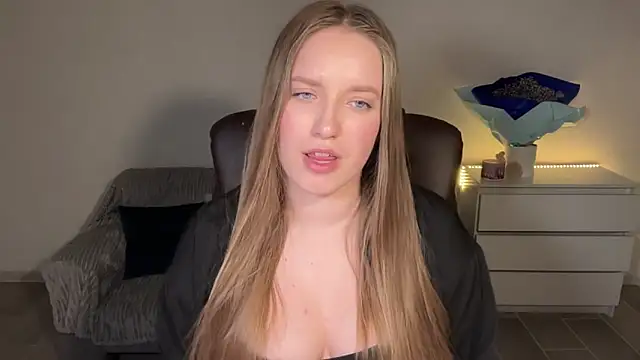 Snapshot of EvaMaddison chatting on April 27, 2026, 7:56 pm EvaMaddison online show from April 27, 2026, 7:56 pm
