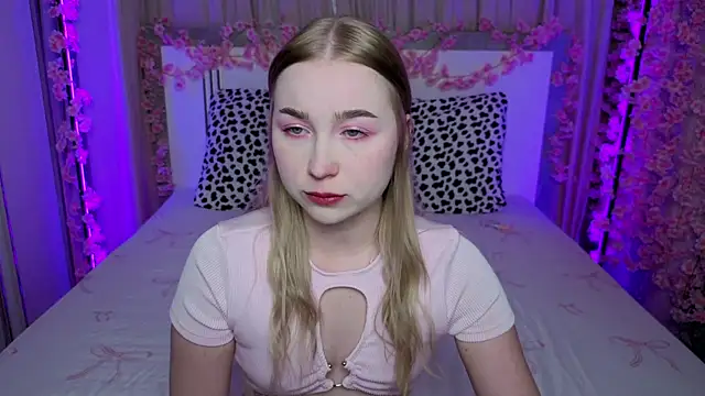 LilyStarlight online show from July 17, 2026, 3:48 am