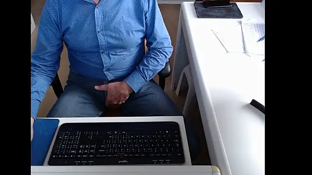 dutchpornking online show from November 3, 2025, 9:57 am