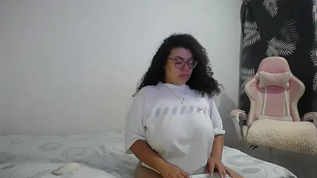 mabigomez00 online show from November 19, 2025, 10:04 am