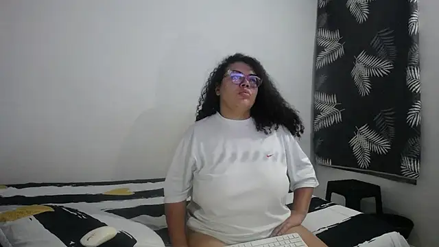 mabigomez00 online show from April 3, 2026, 9:27 am