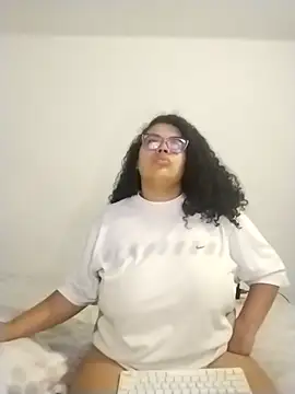 mabigomez00 online show from April 18, 2026, 9:11 am