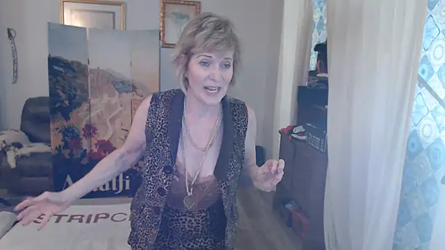 SindeeDix online show from August 4, 2026, 2:32 pm