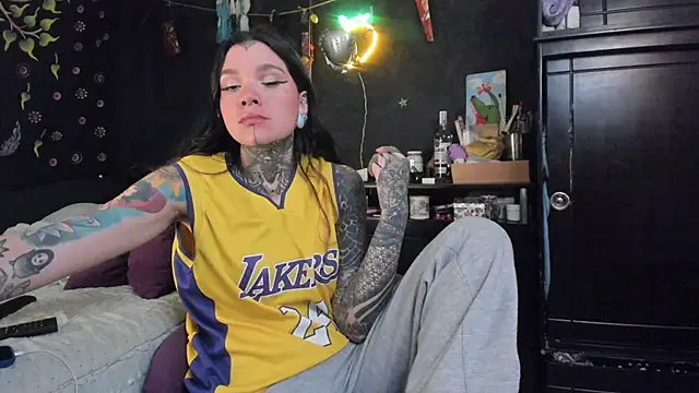 Snapshot of Lilmarieee chatting on November 3, 2025, 9:40 pm Lilmarieee online show from November 3, 2025, 9:40 pm