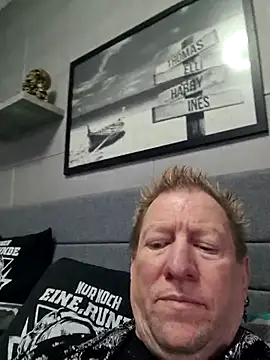 tomtom111111 online show from March 28, 2026, 2:51 pm