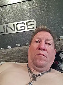 tomtom111111 online show from April 27, 2026, 1:42 pm