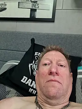 tomtom111111 online show from April 3, 2026, 2:01 pm