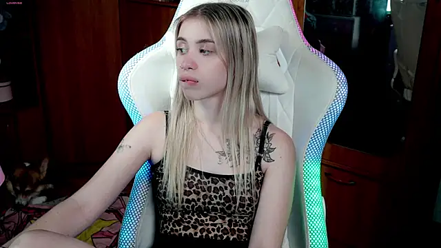 ho1yho1e online show from November 11, 2025, 6:47 pm