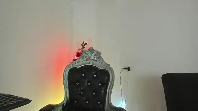 Snapshot of Hela_wet chatting on February 7, 2025, 12:42 am Hela wet online show from February 7, 2025, 12:42 am