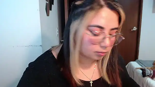 Snapshot of yini_angel chatting on July 10, 2026, 12:54 am yini angel online show from July 10, 2026, 12:54 am