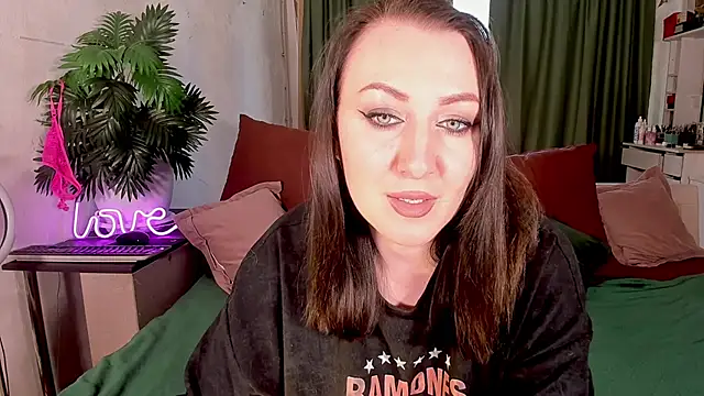 Mira Xo  online show from November 3, 2025, 11:03 am