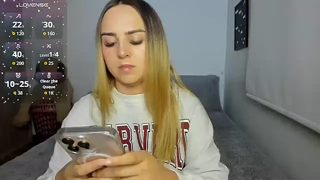 sophi mooreno online show from December 18, 2025, 3:11 am