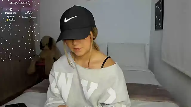 sophi mooreno online show from October 28, 2025, 11:36 pm