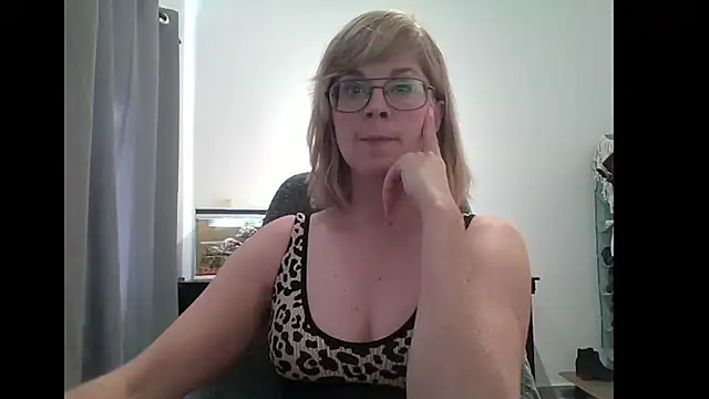 Snapshot of SavannaGirly chatting on February 11, 2025, 7:44 am SavannaGirly online show from February 11, 2025, 7:44 am