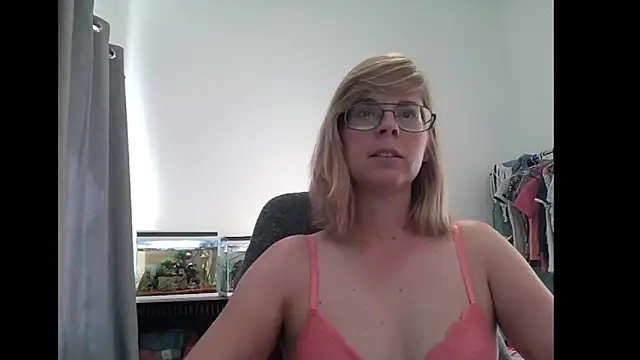 Snapshot of SavannaGirly chatting on March 12, 2025, 9:23 am SavannaGirly online show from March 12, 2025, 9:23 am