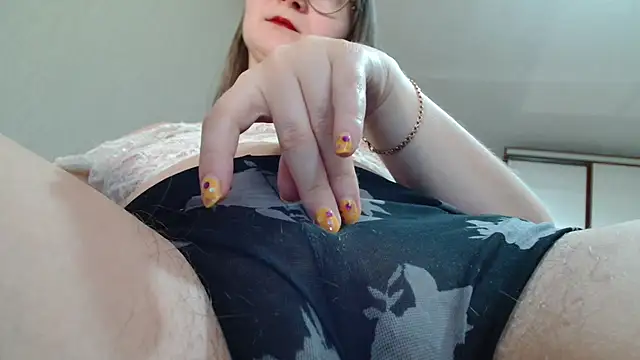 Snapshot of KiraGoldens chatting on April 8, 2026, 6:37 am KiraGoldens online show from April 8, 2026, 6:37 am
