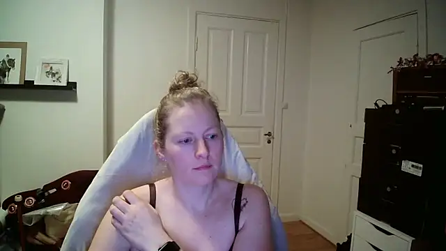 Girlnina-1995 online show from February 4, 2026, 8:04 pm