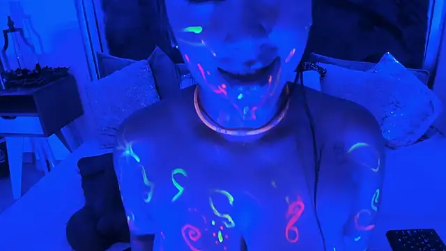 Karlagonzales  online show from April 16, 2026, 9:39 pm