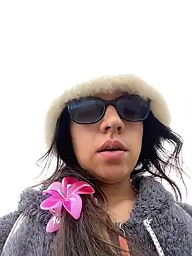 Maggie Fox3 online show from April 13, 2026, 4:33 pm