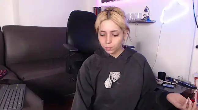 Snapshot of MaryJannes chatting on March 7, 2025, 6:35 am MaryJannes online show from March 7, 2025, 6:35 am