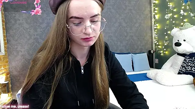 KateJonson online show from November 12, 2025, 1:26 pm