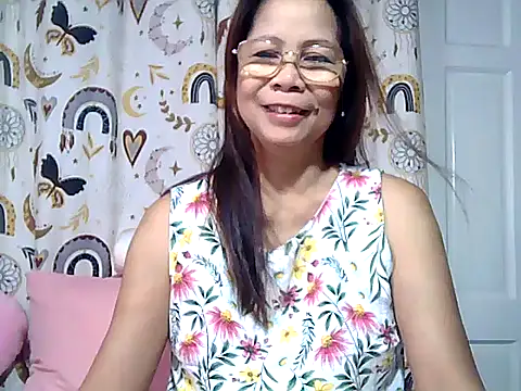 Snapshot of urwife_tobe chatting on April 19, 2026, 9:17 pm urwife tobe online show from April 19, 2026, 9:17 pm