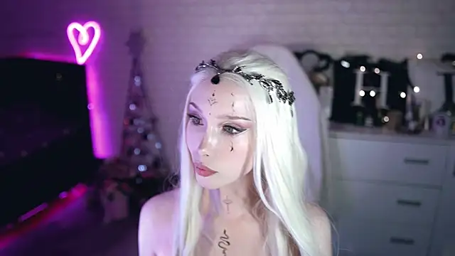 Snapshot of _Uindi_ chatting on February 6, 2025, 8:23 pm  Uindi  online show from February 6, 2025, 8:23 pm