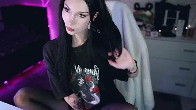 Snapshot of _Uindi_ chatting on December 9, 2024, 7:39 pm  Uindi  online show from December 9, 2024, 7:39 pm