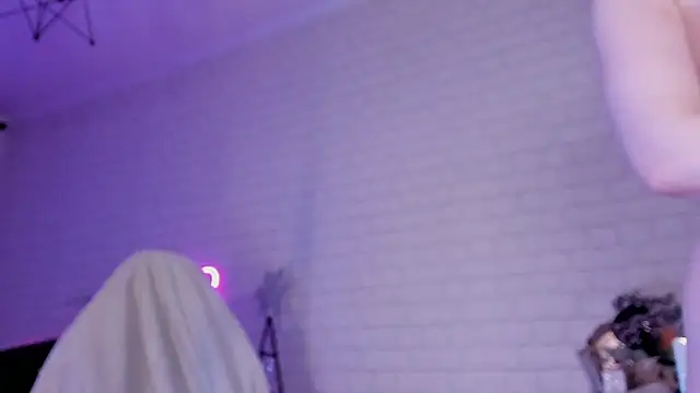 Snapshot of _Uindi_ chatting on February 26, 2025, 8:58 pm  Uindi  online show from February 26, 2025, 8:58 pm