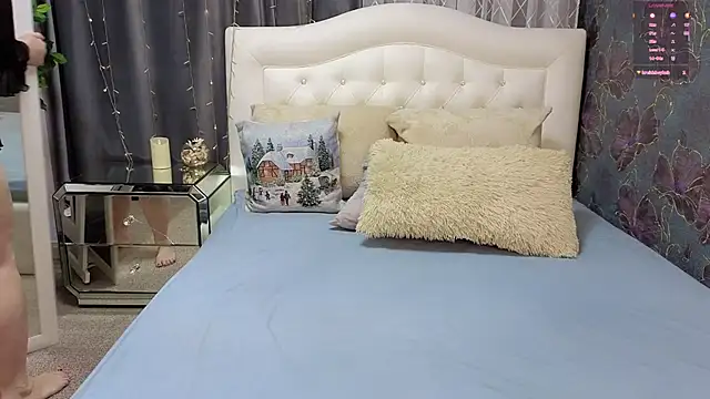 Lorabigass online show from November 27, 2025, 8:48 am