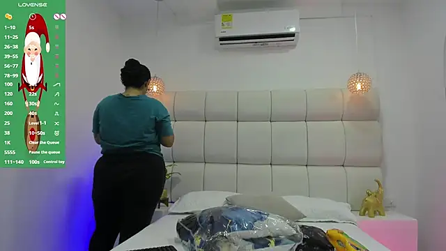 DanielleEvans  online show from November 28, 2025, 11:32 am