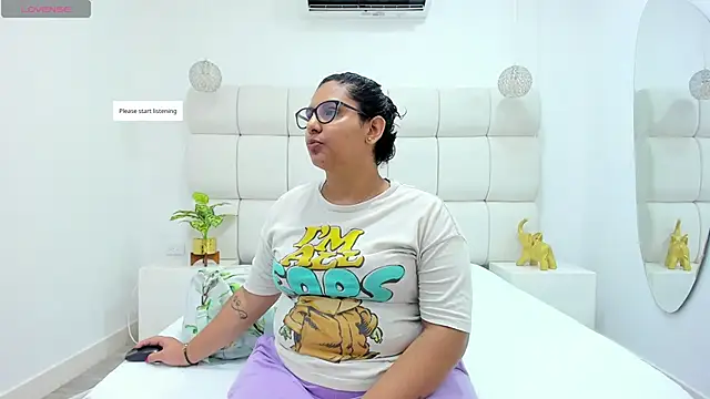 DanielleEvans  online show from November 24, 2025, 11:21 am