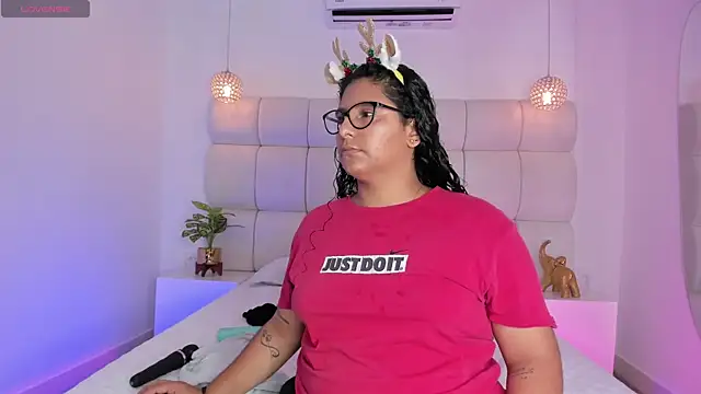 DanielleEvans  online show from December 1, 2025, 11:33 am