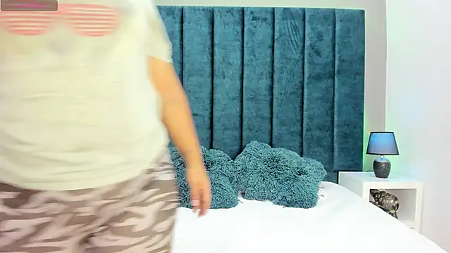 DanielleEvans  online show from December 4, 2025, 11:20 am