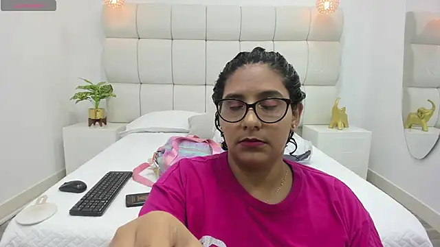 Snapshot of DanielleEvans_ chatting on October 19, 2025, 11:24 am DanielleEvans online show from October 19, 2025, 11:24 am