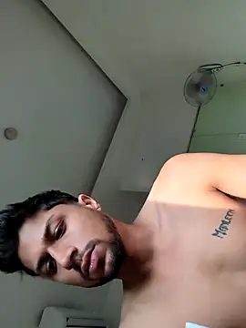 Snapshot of _IRRESISTIBLE_ chatting on October 5, 2025, 11:39 pm  IRRESISTIBLE  online show from October 5, 2025, 11:39 pm