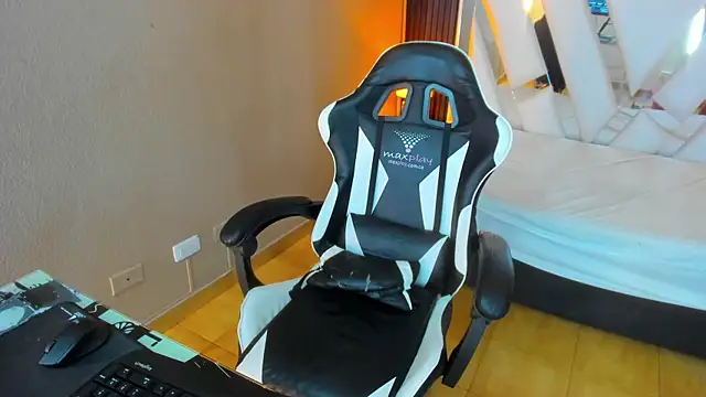 Linda4Petite online show from April 8, 2026, 6:20 pm