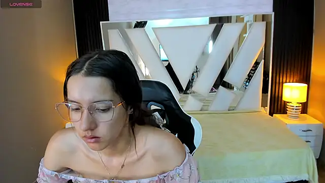 Linda4Petite online show from January 5, 2026, 6:55 pm