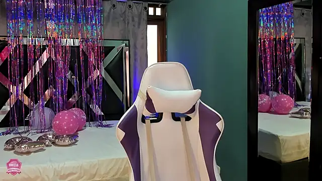 Snapshot of Linda4Petite chatting on March 18, 2025, 6:17 pm Linda4Petite online show from March 18, 2025, 6:17 pm