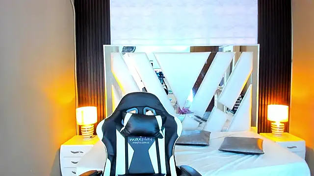 Linda4Petite online show from October 28, 2025, 6:18 pm