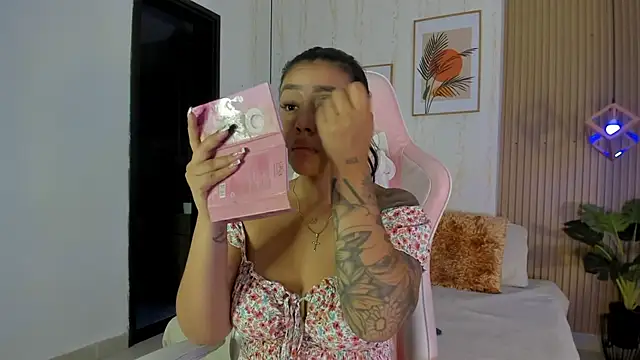 Snapshot of CameronCollins_ chatting on December 3, 2025, 7:35 pm CameronCollins online show from December 3, 2025, 7:35 pm