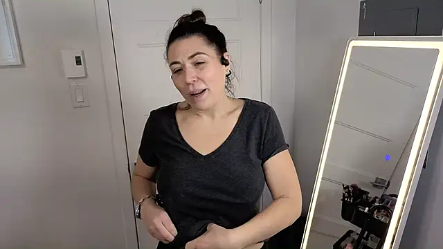 Ellie-L-Elizabeth online show from December 4, 2025, 3:11 pm