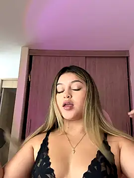 lunablossom  online show from October 23, 2025, 6:50 pm