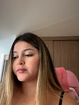 lunablossom  online show from December 3, 2025, 9:25 pm